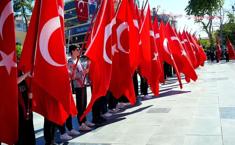 Cumhuriyet Meydanı Kırmızı Beyaza Büründü