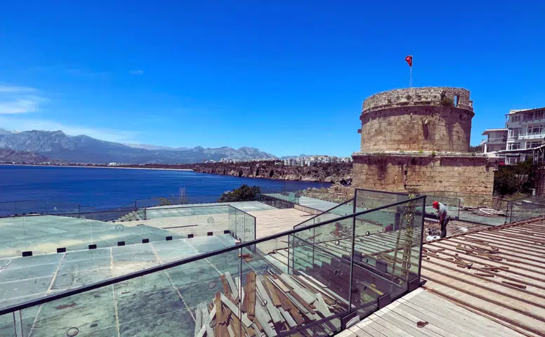 Hıdırlık Kulesi’nde Restorasyon Skandalı: Milyonluk Ahşaplar Bir Yılda Çürüdü!