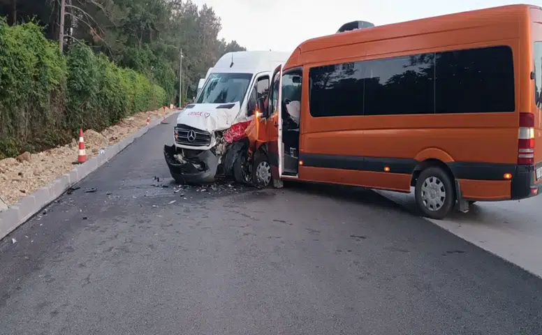 Antalya'da İki Tur Minibüsü Çarpıştı: 13 Yabancı Turist Yaralandı