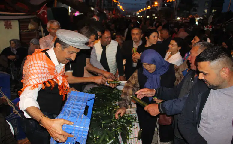 Kumlucalı Mahalle Muhtarından 1 Tonluk Salatalık Ziyafeti