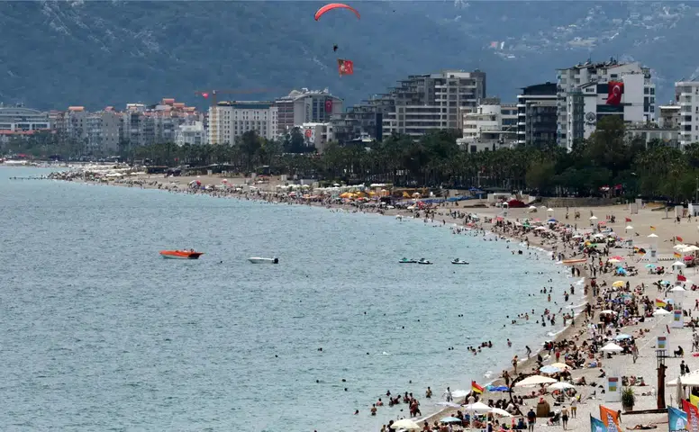 Antalya’da 19 Mayıs Tatili Konyaaltı Sahili’ni Doldurdu!