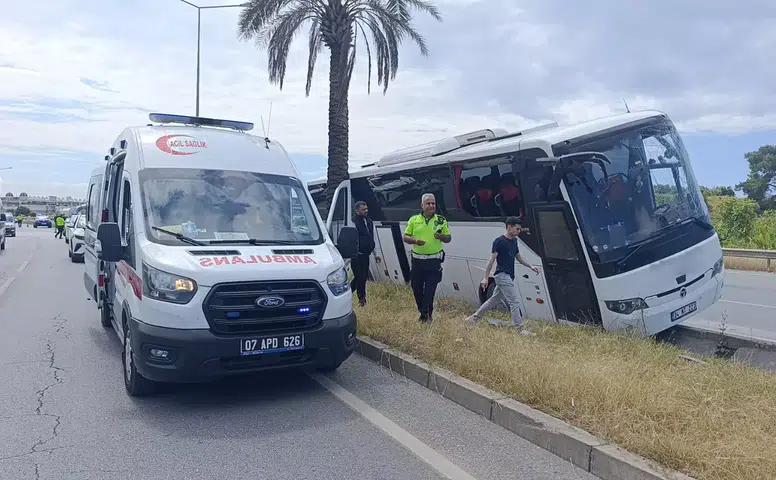 Antalya-Alanya Yolunda Faciadan Dönüldü: Yolcu Otobüsü Refüje Çıktı