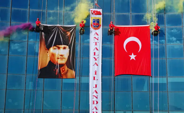 Komandolar 64 Metreden Sarktı! Antalya'da 19 Mayıs Gösterisi