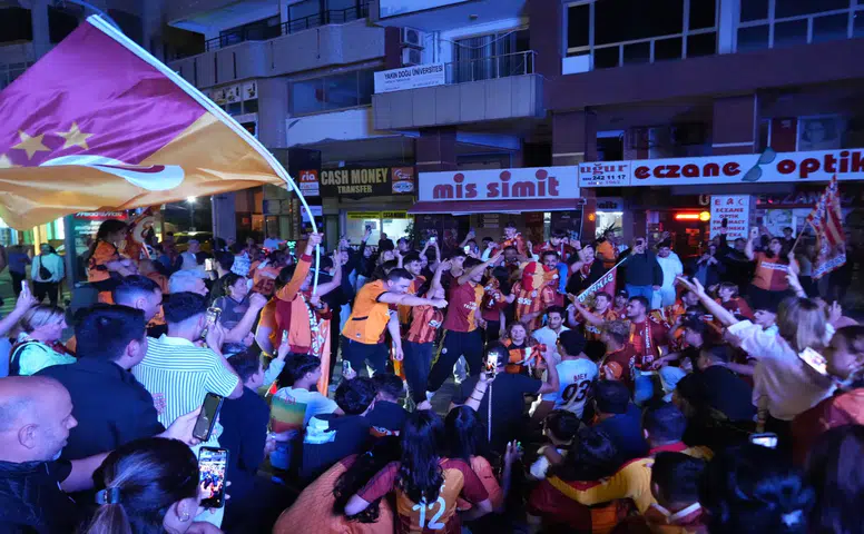 Antalya’da Şampiyonluk Gecesi: Galatasaraylılar Sokakta, Antalyasporlular Tepkili!