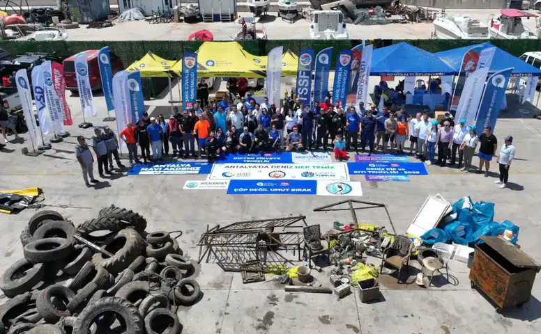 Antalya Denizinde 7 Ton Atık Arasında Yemek Takımı Bile Var!