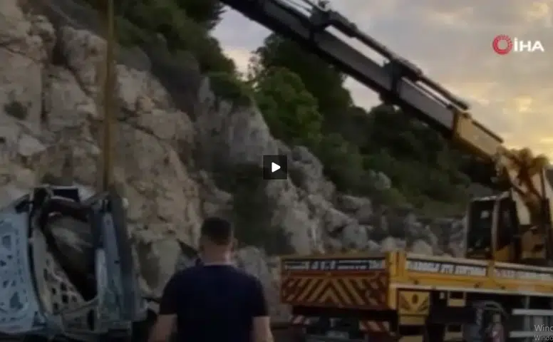Alanya'da Bariyerlere Çarpan Araç Alev Aldı: 2 Ölü, 3 Ağır Yaralı