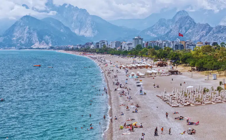 Antalya'da Bayram Yoğunluğu: Sahiller ve Oteller Doldu Taştı