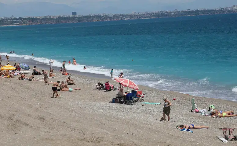 Konyaaltı Sahili'nde Sezon Yoğunluğu Başladı