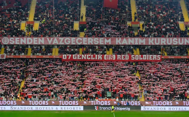07 Gençlik İsyan Etti! "Toplayın Bavulunuzu Defolun Gidin!"