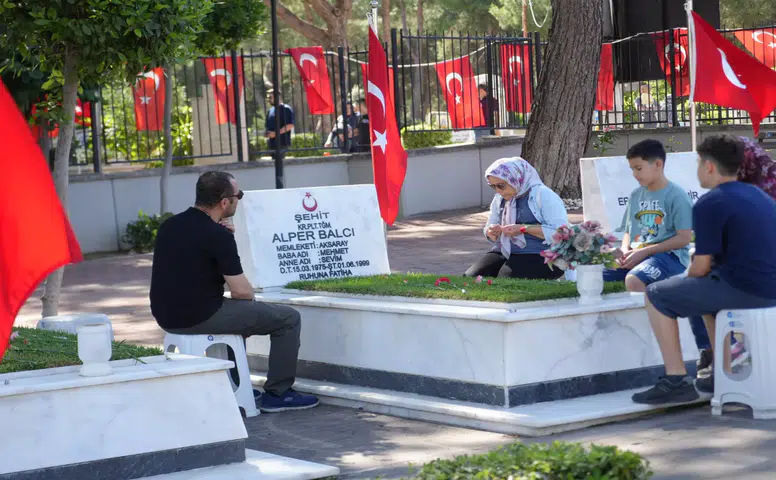 Uncalı Şehitliği'nde Arefe Günü Burukluğu: "30 Sene Geçti Ama Acısı Dün Gibi"