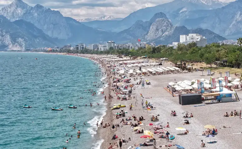 Bayramın 3. Gününde Konyaaltı Plajı Dronla Görüntülendi