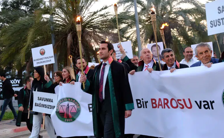 Asırlık Antalya Barosu’ndan Tarihi Yürüyüş