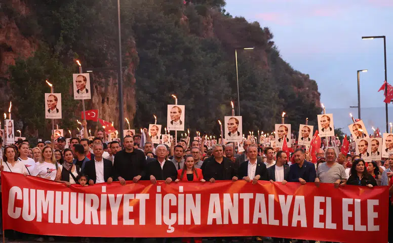 Antalya'da 19 Mayıs Coşkusu! Binlerce Kişi Fener Alayında Buluştu