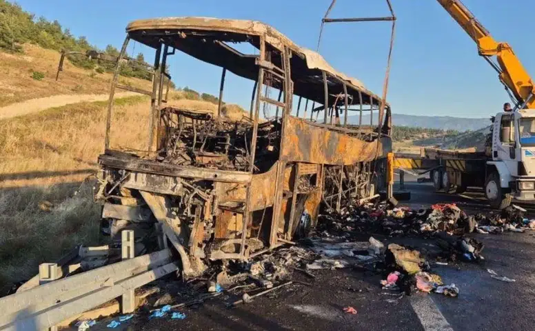İzmir-Antalya Seferinde Otobüs Yandı: 1'i Bebek 8 Kişi Can Verdi