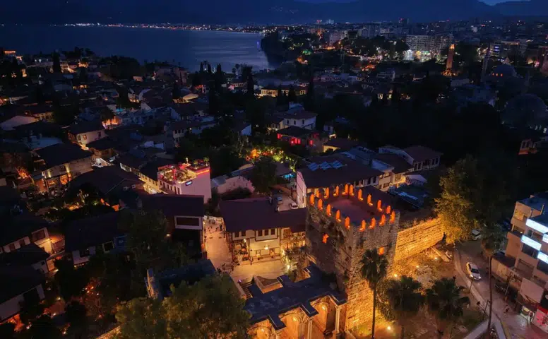 Antalya Üçkapılar Artık Geceleri Daha Görkemli!