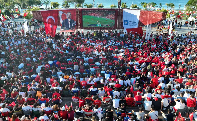 Milli Maç için Kurulan Dev Ekranlar Kaldırılıyor!