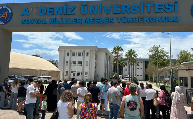 Antalya'da TYT Maratonu Bitti: Adaylar Kapıda Alkışlarla Karşılandı!