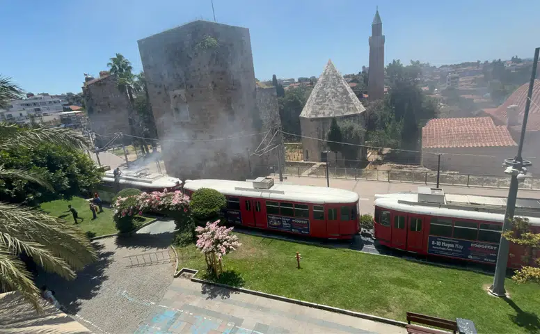Antalya Nostalji Tramvayı Cumhuriyet Caddesi'nde Yandı! Seferler Durduruldu