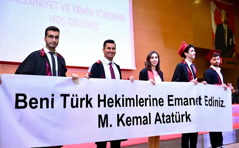Akdeniz Üniversitesi Tıp Fakültesi'nde Mezuniyet Gururu!