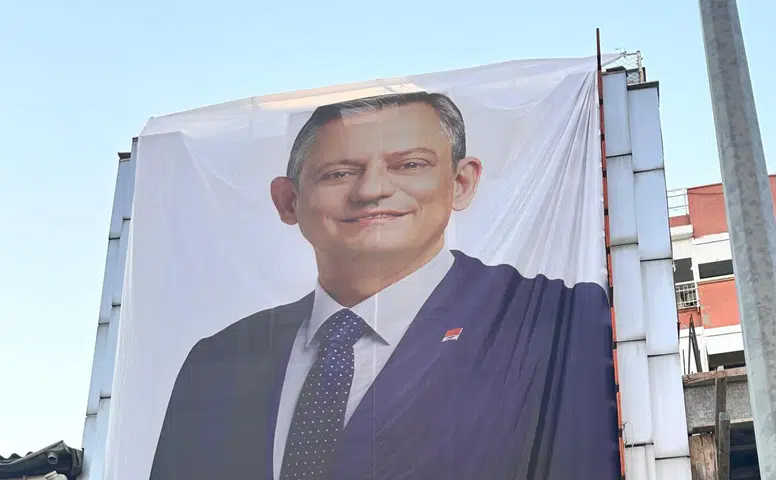 CHP Antalya'dan Dev Özgür Özel Pankartı