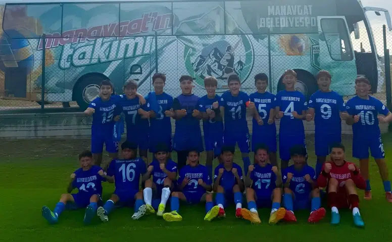 Manavgat Belediyespor U13 Takımı Şampiyonluk Kupasını Kaldırdı
