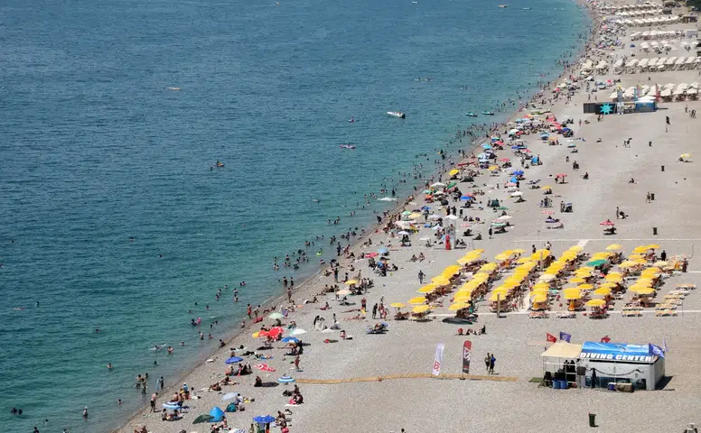 Antalya 30 Derece, Nem Yüzde 80! Serinlemek İçin Konyaaltı'na Akın Ettiler