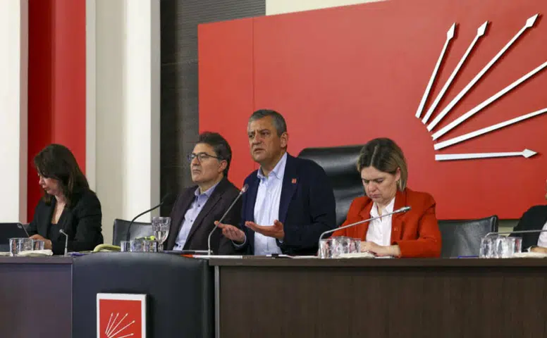 CHP'de PM'den Özgür Özel'e Yakın 28 Üye İstifa Etti