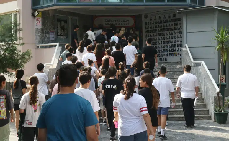 LGS Heyecanı Antalya’yı Sardı! Sıralarda Öğrenciler Dışarıda Aileler Ter Döktü