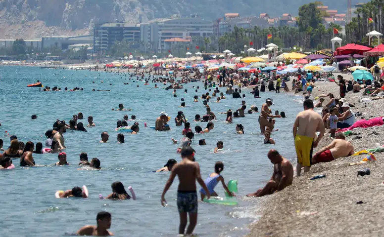 Antalya’da Konyaaltı ve Lara Sahilleri Doldu