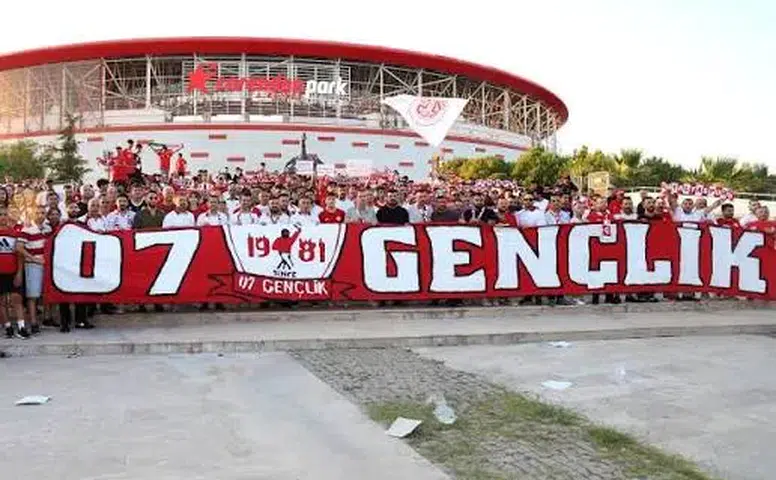 Antalyaspor Taraftarından Tarihi Meşale Şovu!
