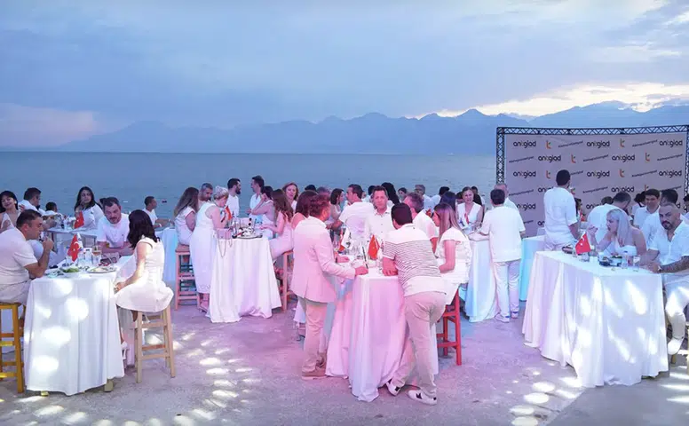 Antalya'da "Beyaz" Konseptli Gece! ANTGİAD Üyeleri Yaza Merhaba dedi
