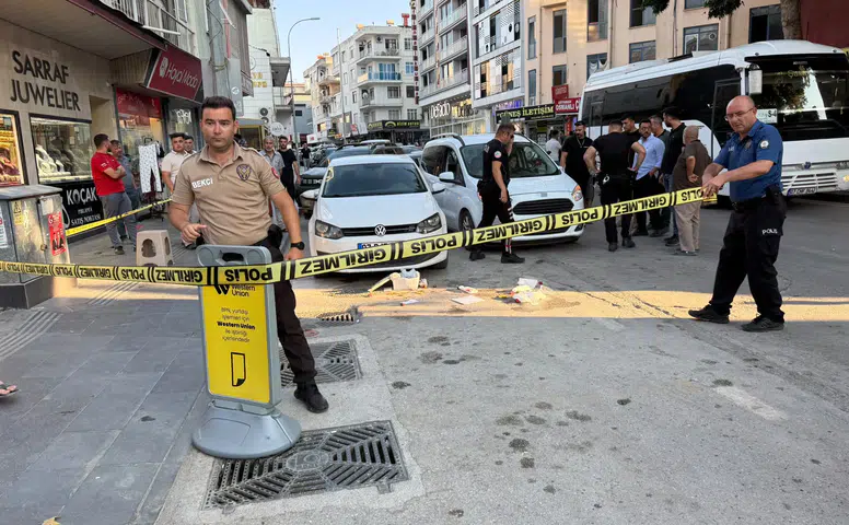 Antalya'da Elinde Pastasıyla Yürüyen Kişiye Silahlı Saldırı