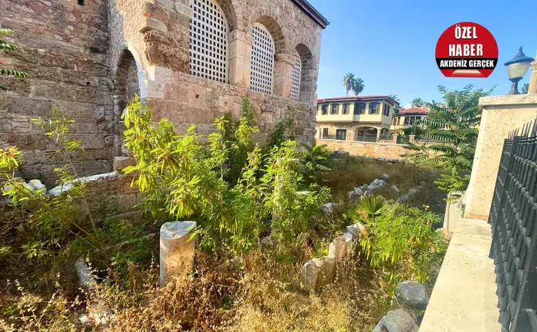 Kaleiçi'nde Şehzade Korkut Camii Çalılarla Kaplandı