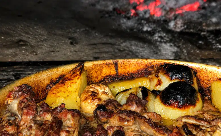 Gömbe Yaylası'nın Asırlık Lezzeti: Odun Ateşinde Eşsiz Tepsi Kebabı