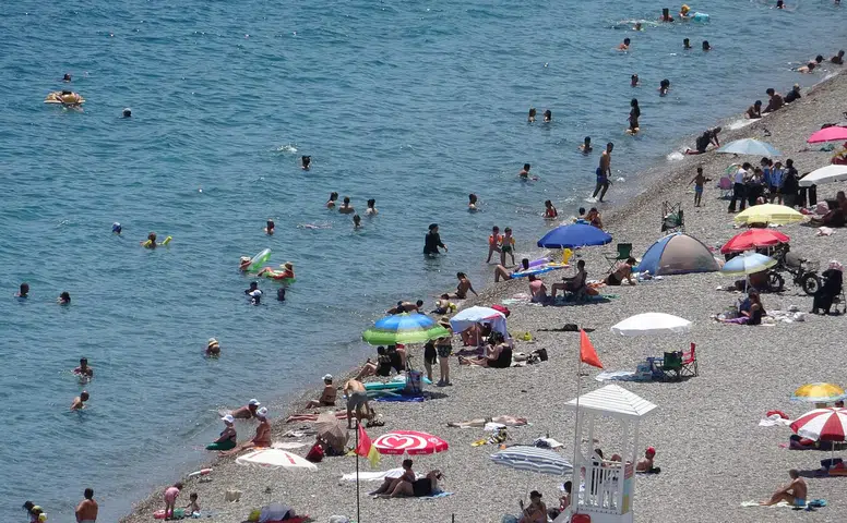 Antalya'da Sıcak Hava Dalgası!  Vatandaşlar Sahillere Akın Etti