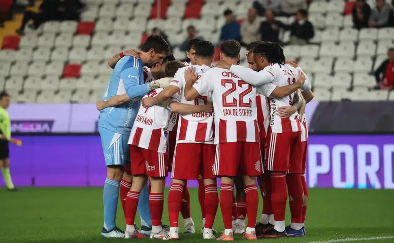 Akdeniz'in Kırmızı-Beyaz Gururu Altmış Yılı Geride Bıraktı