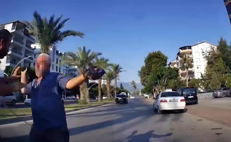 Taksiciye Kutularla Saldırdı, Yumrukla Yere Serildi