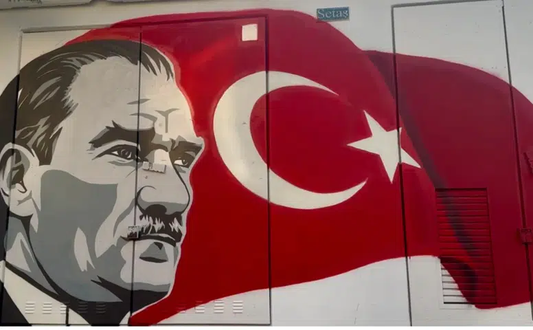 Korkuteli'nde Trafo Binaları Atatürk ve Türk Bayrağıyla Yenileniyor