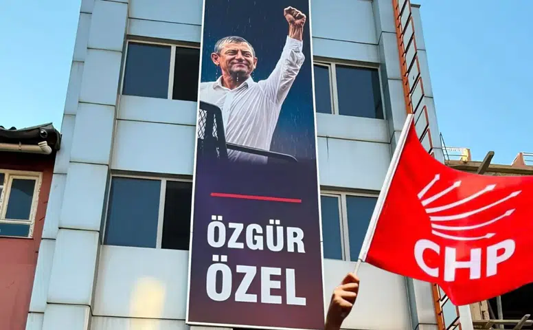 Özgür Özel’e İlk Bina Antalya’da: CHP’de Karşı Karşıya Siyaset Dönemi