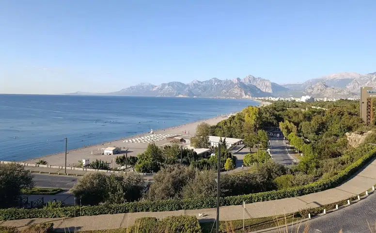 Antalya'da Sıcaklık Tırmanıyor, Nem Alarmı Verildi: Sağanak Sürprizine Dikkat!