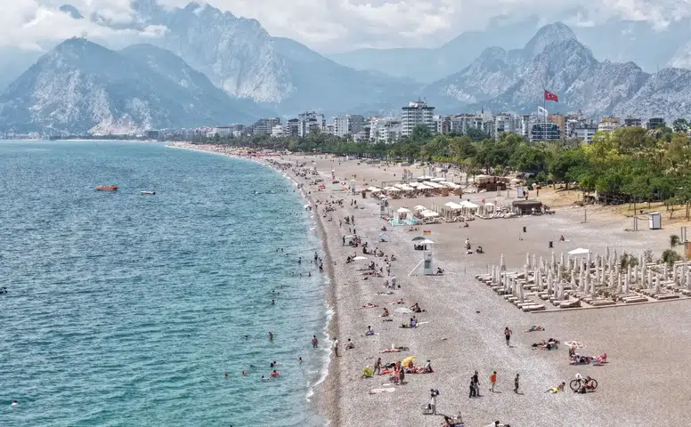Antalya'da Havaya Dikkat! Sahilde Yüksek Nem, İç Kesimlerde Sağanak Alarmı