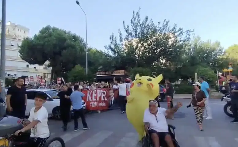 Antalya'nın Viral 'Pikachu'su Bu Kez Kepez'deki Yürüyüşte!