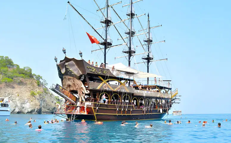 Kemer'de Korsan Tekneleri Sezonu Başladı