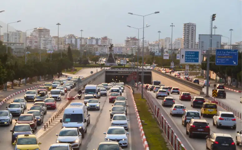 Trafikte Alarm Zilleri: Antalya'da Araç Sayısı 1 Milyon 700 Bini Aştı