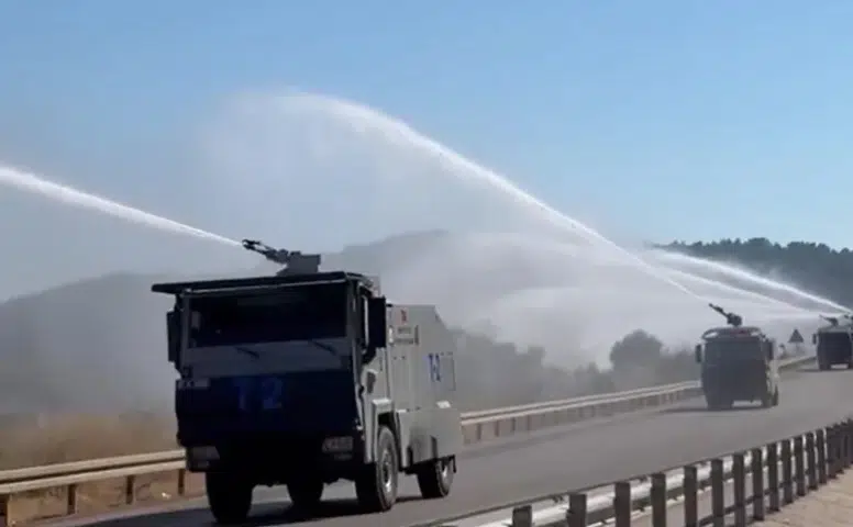 Sosyal Medya Bu Müdahaleyi Konuşuyor: Kumluca'daki Orman Yangınına TOMA'lardan Peş Peşe Su Baskını!