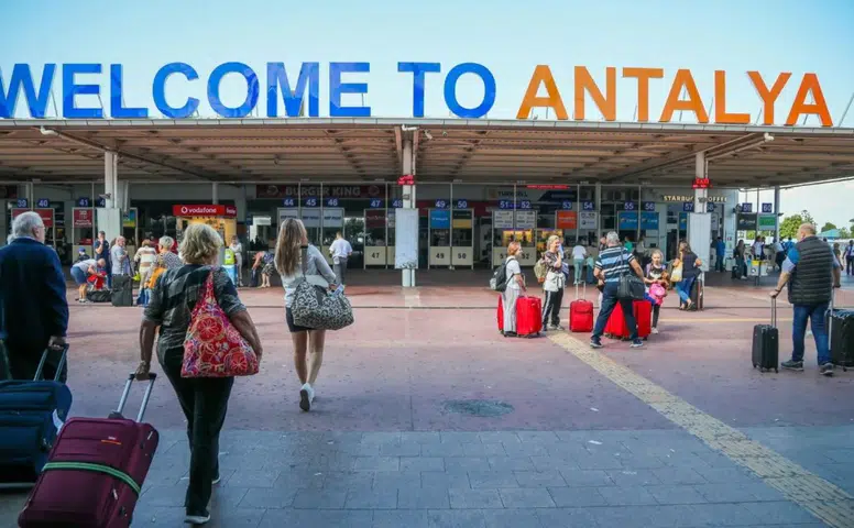 Antalya'ya 6 Ayda 5.5 Milyon Turist Geldi