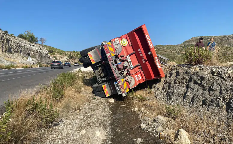 Antalya’da Orman Yangınına Giden Su İkmal Aracı Kaza Yaptı