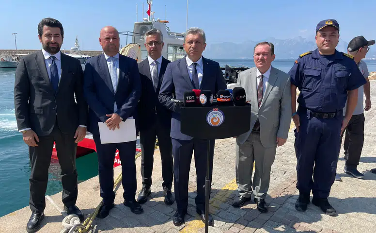 Antalya Valisi Şahin'den Denizlerdeki Kirlilikle Mücadele Açıklaması
