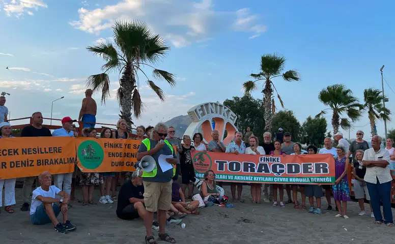 Antalya'nın Kıyılarında Plastik Tehlikesi: Çevrecilerden Kirlilik isyanı