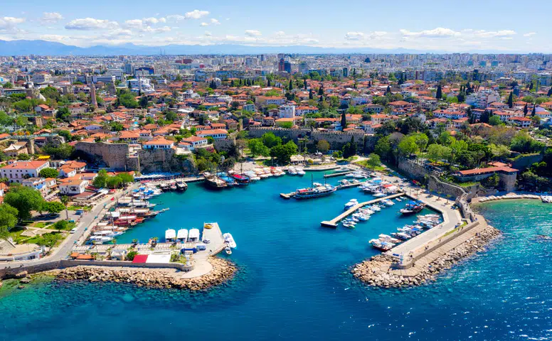 Antalya’ya Gelen Her 4 Turistten Biri Rus! İşte 7 Aylık Turizm Karnesi